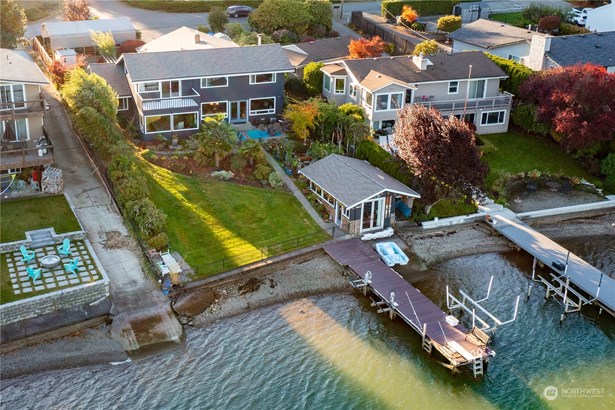Beautiful Lake Tapps property with 70&#39; low-bank waterfront