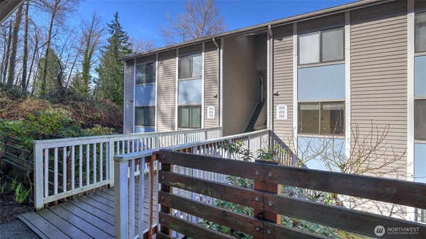Conveniently located condo situated on Lea Hill is waiting for you to call this home!