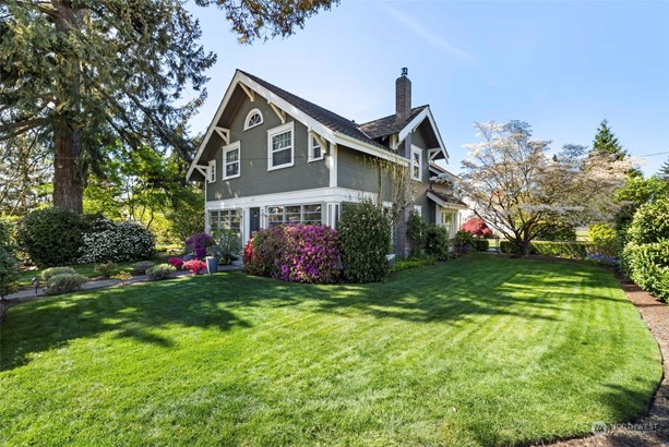 Classic Craftsman in the Heart of Downtown Puyallup