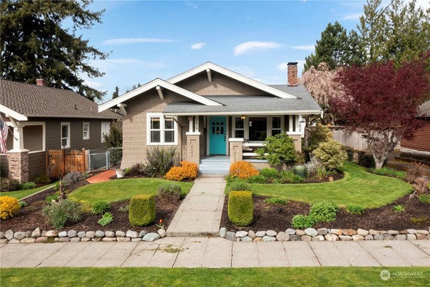 ~Welcome Home to this Charming Craftsman Bungalow in the Heart of Downtown Enumclaw~