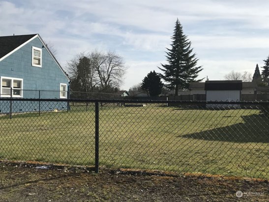 14,079 sf of easily accessible flat building lots. 22&#39; easement to this private, downtown Puyallup site close to Spinning Elem.