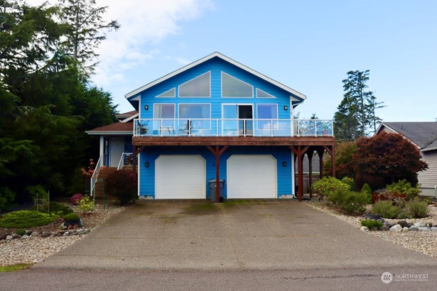 This Bay view home with professional landscaping & fenced back yard is a great value. Split level with main living area on the second level. Lower level has 3rd bedroom, bath & a bonus area for library or office.