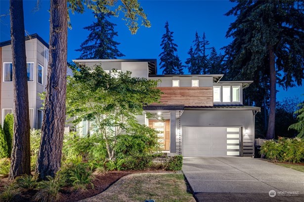 Located on the north end of Mercer Island, this home feels like new construction with its pristine condition and modern, open floor plan. It&#39;s a perfect blend of contemporary design and fresh, airy spaces.