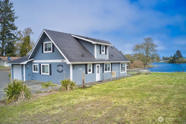 Lakefront home with spectacular views!
