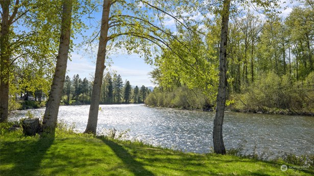 Unbelievable Yakima Riverfront property with Approx 150&#39; of frontage, and a grassy law to relax and daydream!