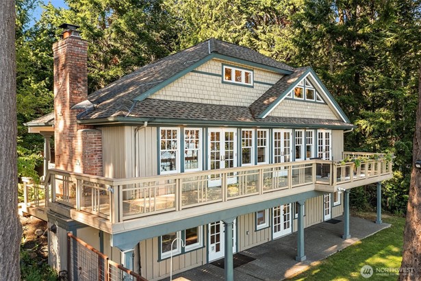 An elegant and lovely home with 3080 square feet, three bedrooms plus sleeping loft and extra family room.