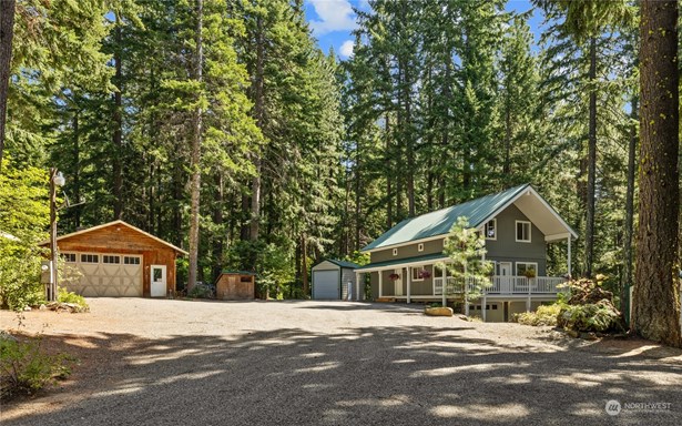 Nestled in the trees and located near Lake Cle Elum, this home is perfect for the outdoor enthusiast!