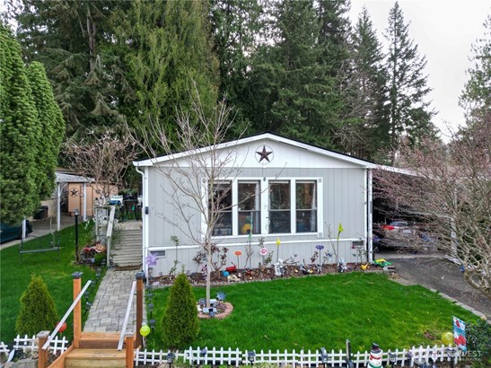 Welcome to this manufactured home in a 55+ community