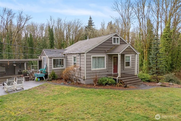 Right in the heart of Port Orchard. 4 Bedrooms, 2 bathrooms, 2,173 square feet.