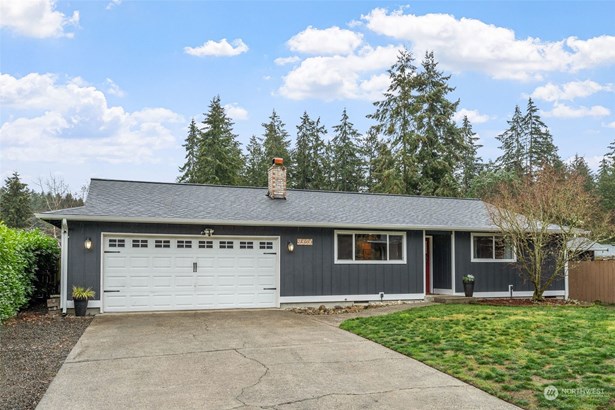 Adorable rambler with 2 car garage and nice driveway