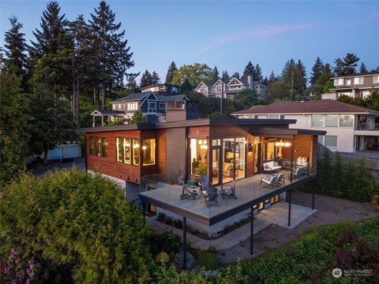 Positioned on Mercer Island&#39;s coveted North End, this recently built property is the epitome of luxury and refinement,  recently completed to the highest standards in 2021. Its vantage point offers sweeping, unobstructed southwestern panoramas that captivate, providing an ever-changing canvas of natural beauty and stunning sunsets. With an emphasis on meticulous craftsmanship and upscale features, this home represents the pinnacle of modern living in the prestigious First Hill neighborhood.