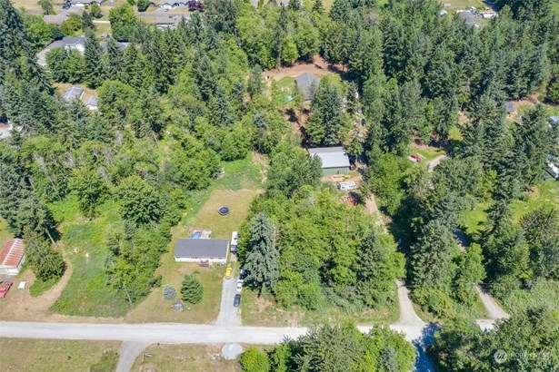 This property feels remote but within 10 minutes to Orting or shopping & dining