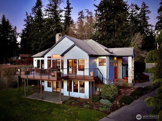 Two levels with your Primary Suite on the main level and two add&#39;l bedrooms, full bath & Family Room on the lower level. Great floor plan with space for everyone!