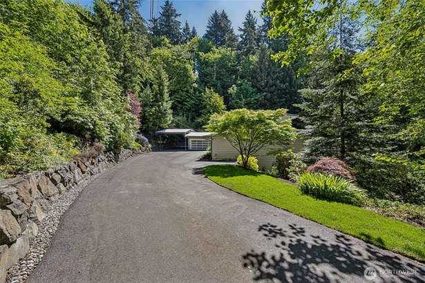 Long secluded driveway