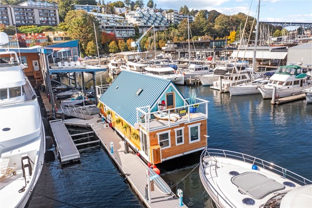 This end dock slip offers all the stunning views at every angle from this home! Luxury Yachts, South lake Union, Gas Works park and downtown Seattle skyline. Come see the Dream Seattle Floating Home Lifestyle yourself :)