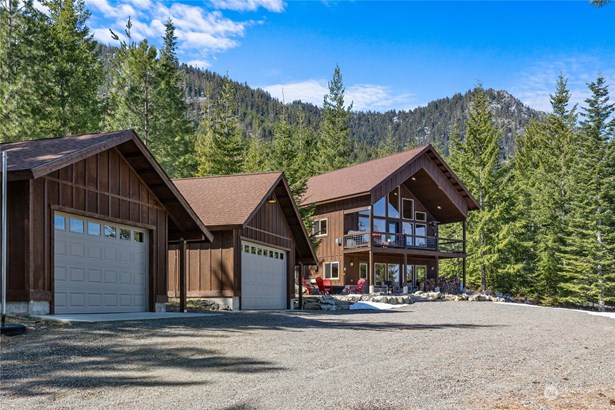 This meticulously maintained chalet in Granite Creek Ranches captures the true essence of mountain living!