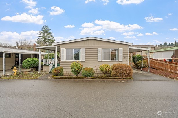 Welcome to the highly desirable gated community of Rio Verde. 2 Bedrooms, 2 Bathrooms and 1,248 square feet of living space.