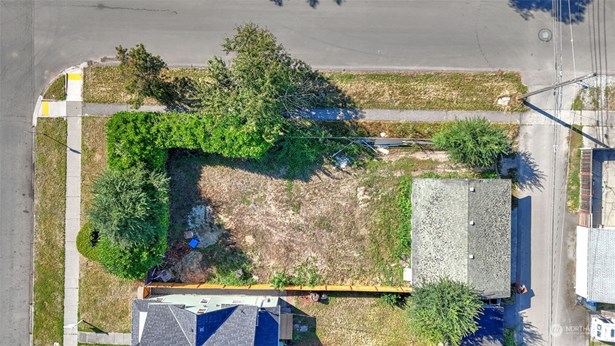 Super buildable vacant lot close to the Lincoln District, awaits your building plans.