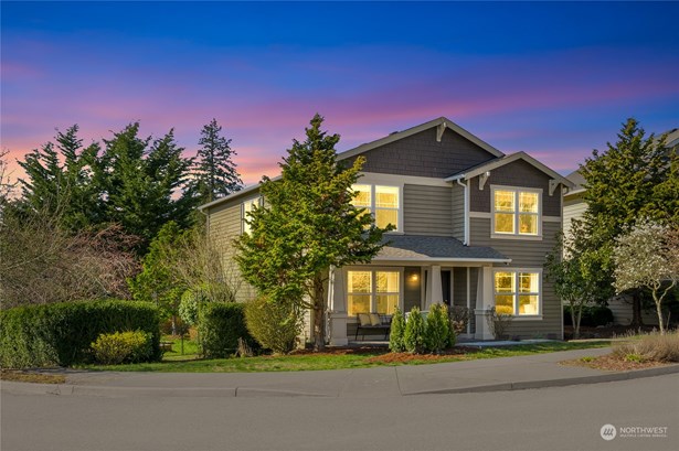 Privacy, comfort, and convenience commands in this stunning updated charmer, ideally located in the vibrant Redmond Ridge community.