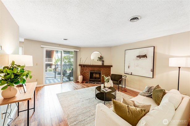 Welcome to Midlakes Condos! Nestled among the trees, this hidden gem boasts a PRIME location just moments from shopping, dining, parks, the Wilburton Light Rail, Downtown Bellevue, Bellevue Botanical Garden and convenient freeway access!