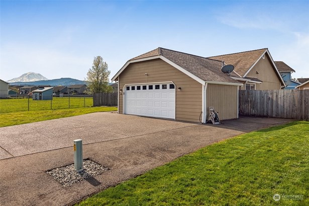New listing in Orting, desirable rambler with Mt Rainier view. Cute & bright home with 3 bedrooms and 1.75 baths and a fenced backyard and 2 car garage!