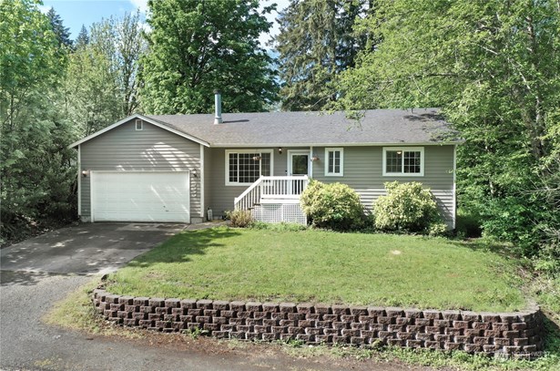 Front view of property, love the retaining wall, long driveway for you and your guests, PLUS you are on a cul-de-sac!