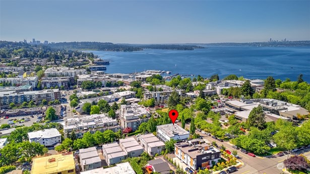 Spectacular downtown Kirkland living! Proximity to dining, shopping, waterfront and more.