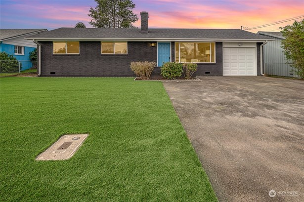 New artificial turf in the front yard ensures easy maintenance.