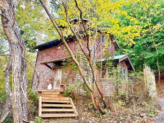 Nestled among the trees, a northwest Craftsman home awaits you.