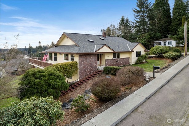 Meticulously maintained home on Tumwater Hill