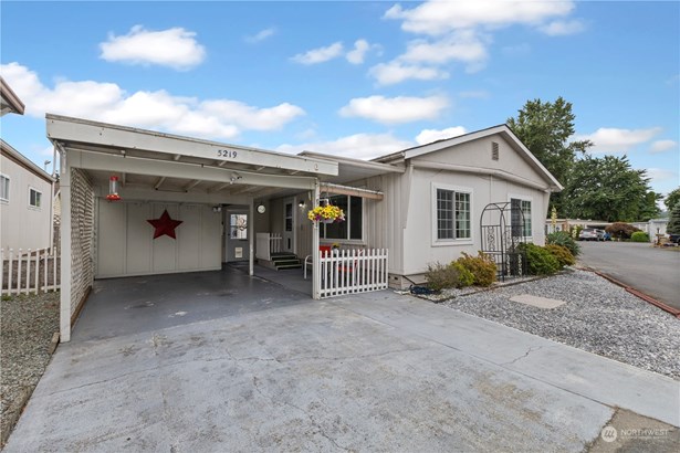 Parking space and cozy front porch area