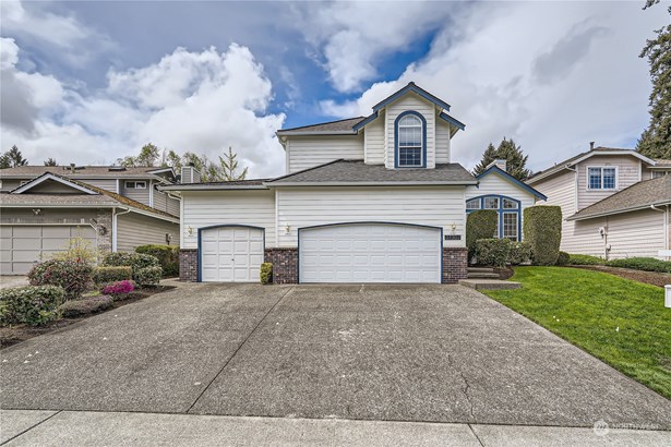 Welcome to this Brittany Lane beauty with a three car garage!