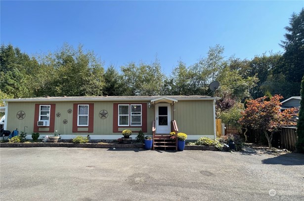 Adorable home is located in a super cute neighborhood in the growing town of Winlock.