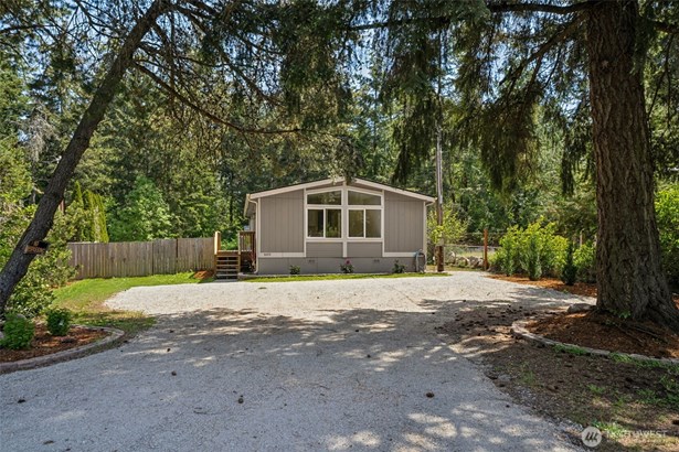 Quaint & quiet - canopy trees, freshly laid gravel & plenty of parking!