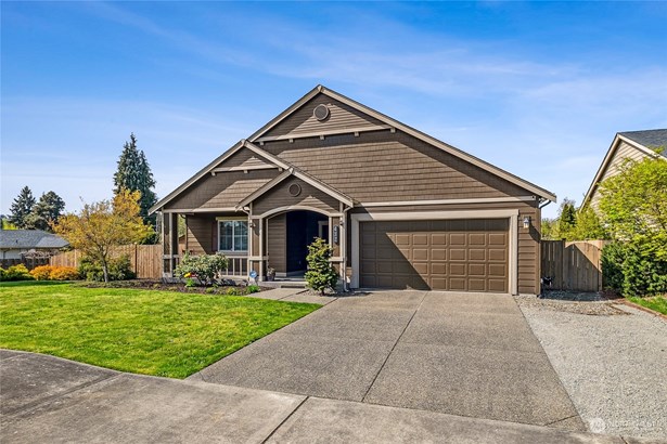 Beautiful rambler desirably situated in the Puyallup Valley. Embrace a lifestyle of ease and convenience.