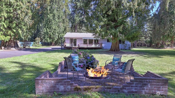 Amazing opportunity to enjoy your own piece of rural heavan with this park-like setting in the adorable town of Orting.