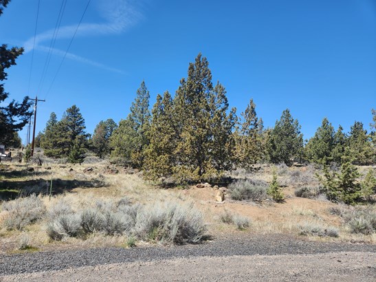 Build your dream home on this 3.21 acre lot in NW Bend