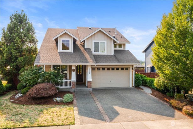 The beautifully landscaped lot and expansive driveway with brick accents offers plenty of parking in this move-in ready beauty!