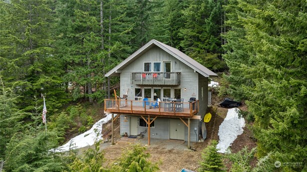 Your new cabin perched on a hillside overlooking Lake Kachess!