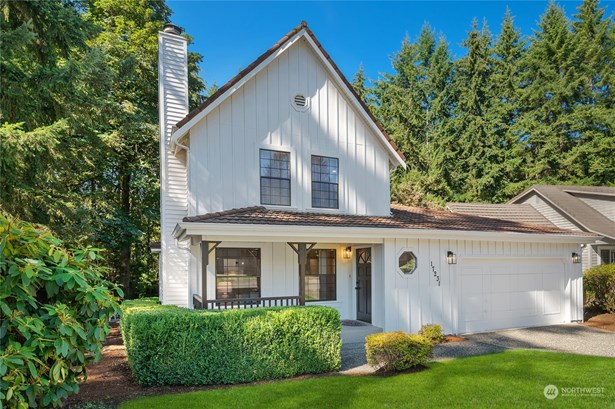 Pottery barn inspired home offers modern living, privacy, and an idyllic setting.Nestled on an over 12,000 SF retreat in sought-after Sunrise @ English Hill.