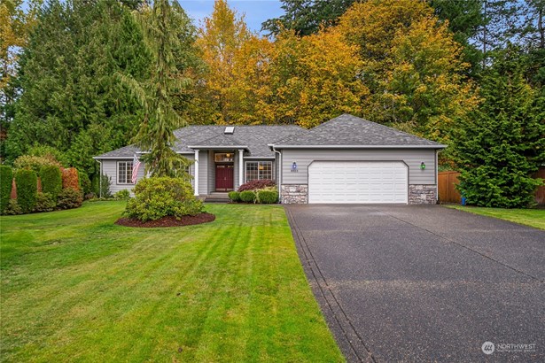 Settled nicely at the end of the cul-de-sac in Brookstone! Large flat driveway leaves lots of room for guests.