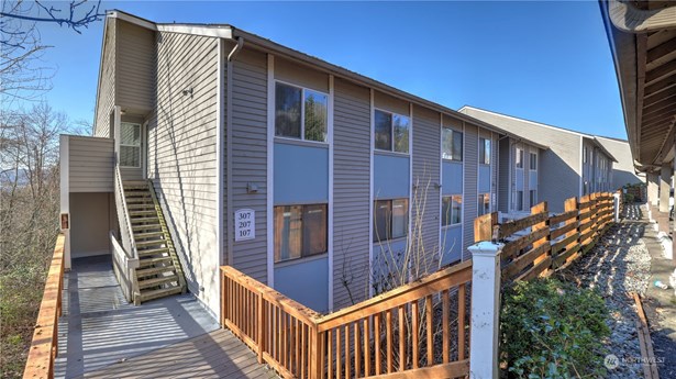 Welcome home to this charming end-unit condo in an ever so convenient location situated on Lea Hill.