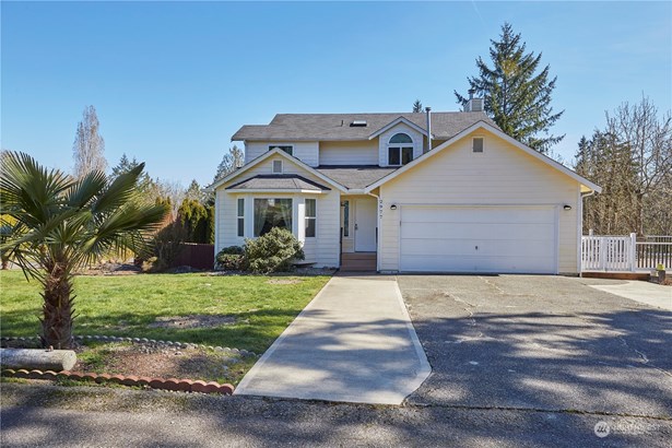 Your wonderful home on a large lot in the Conifer Park neighborhood!