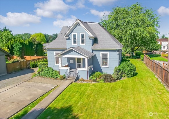 Charming craftsman style triplex in downtown Sumner