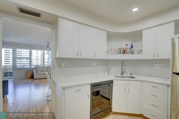 Condo/Co-op/Villa/Townhouse,Co-op - Fort Lauderdale, FL