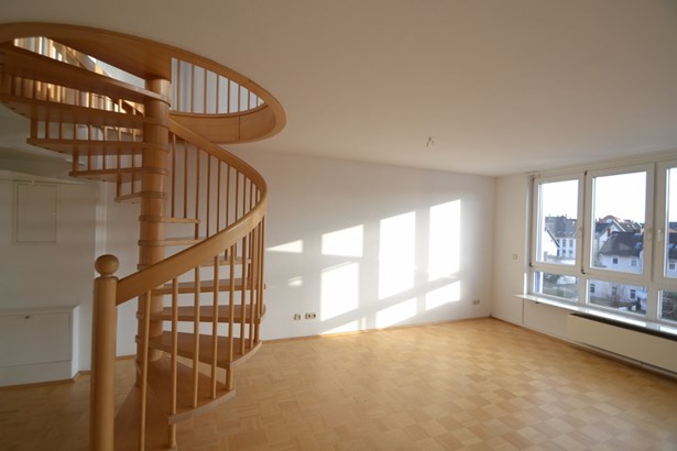 Wohnzimmer mit Treppe