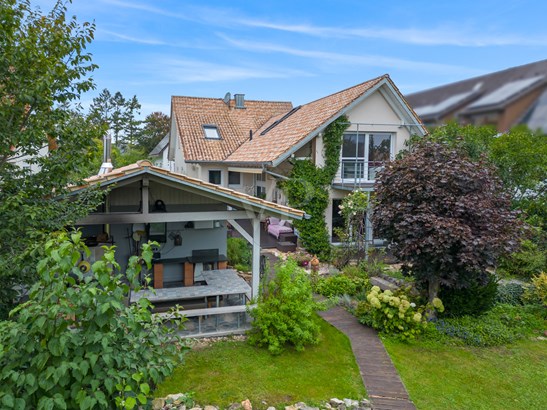 Ansicht auf das Haus und Sommerküche von der Gartenseite