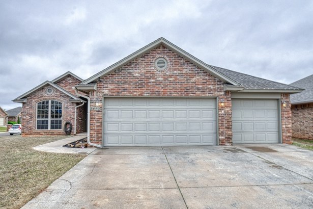 Single Family Residence, Traditional - Moore, OK