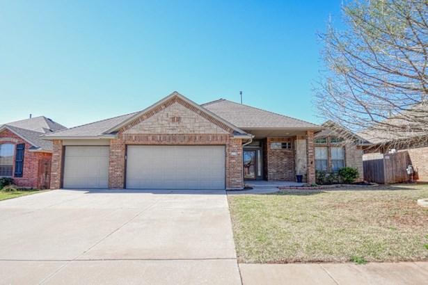 Single Family Residence, Traditional - Moore, OK