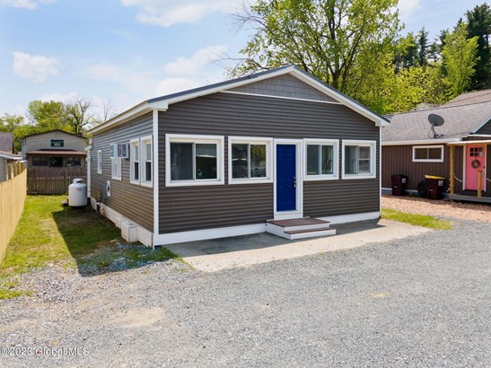 Single Family Residence, Cottage - Malta, NY